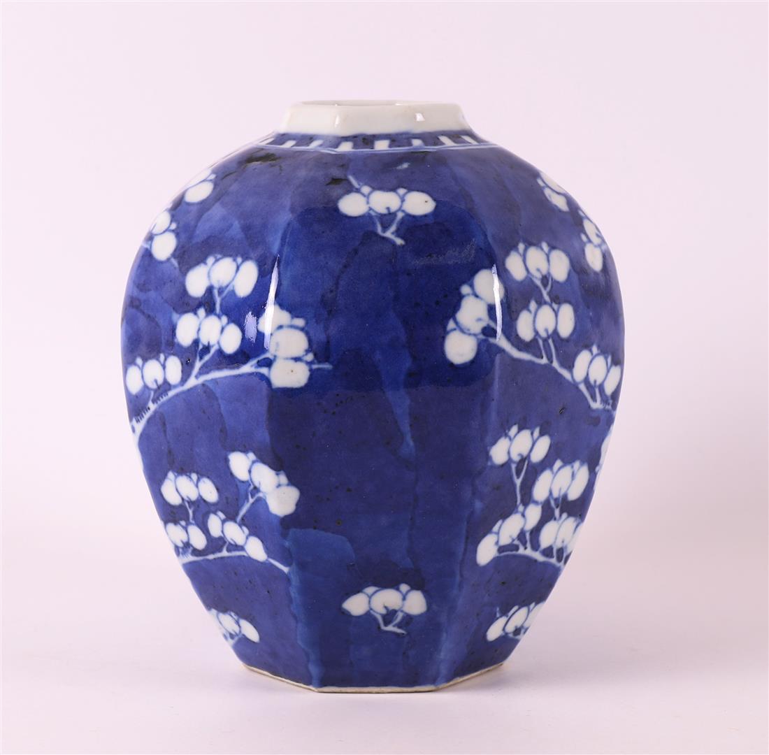 A blue and white porcelain octagonal tea caddy, China, circa 1800. - Image 4 of 6