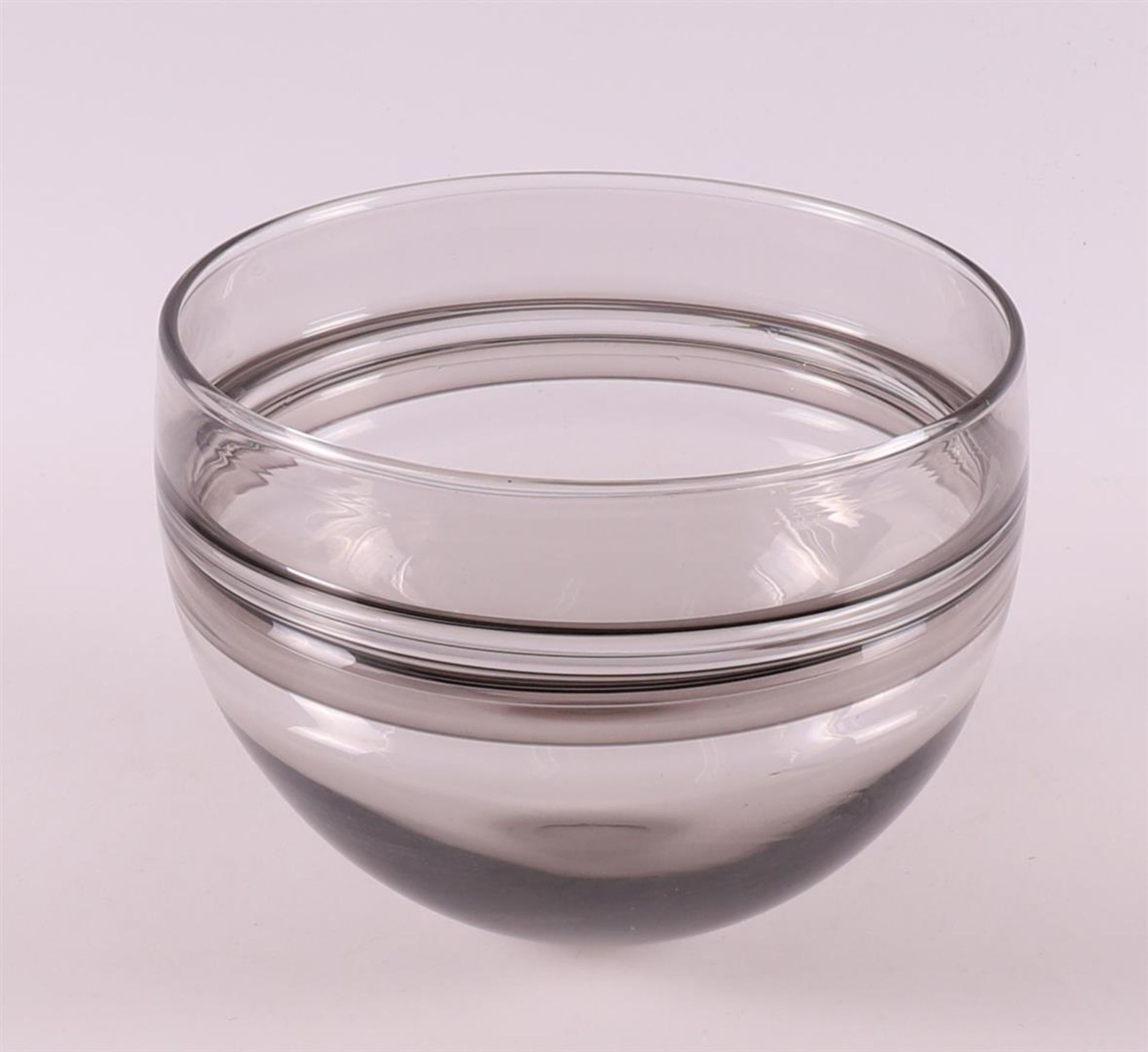 A clear glass bowl with horizontal stripes, design: Floris Meydam.