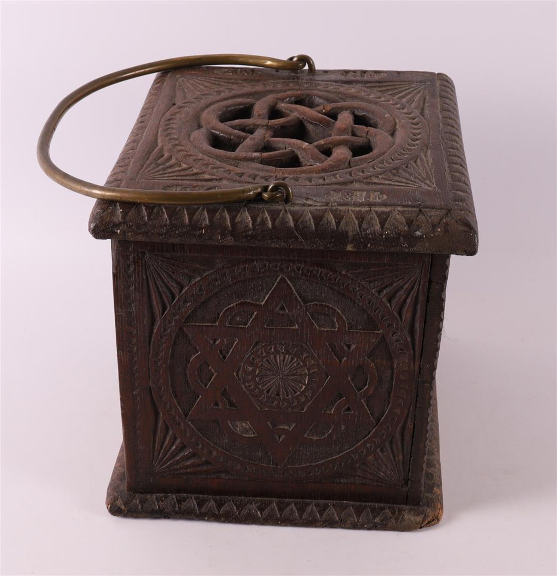 A square oak wood stove with brass handle, anno 1870. - Image 2 of 5