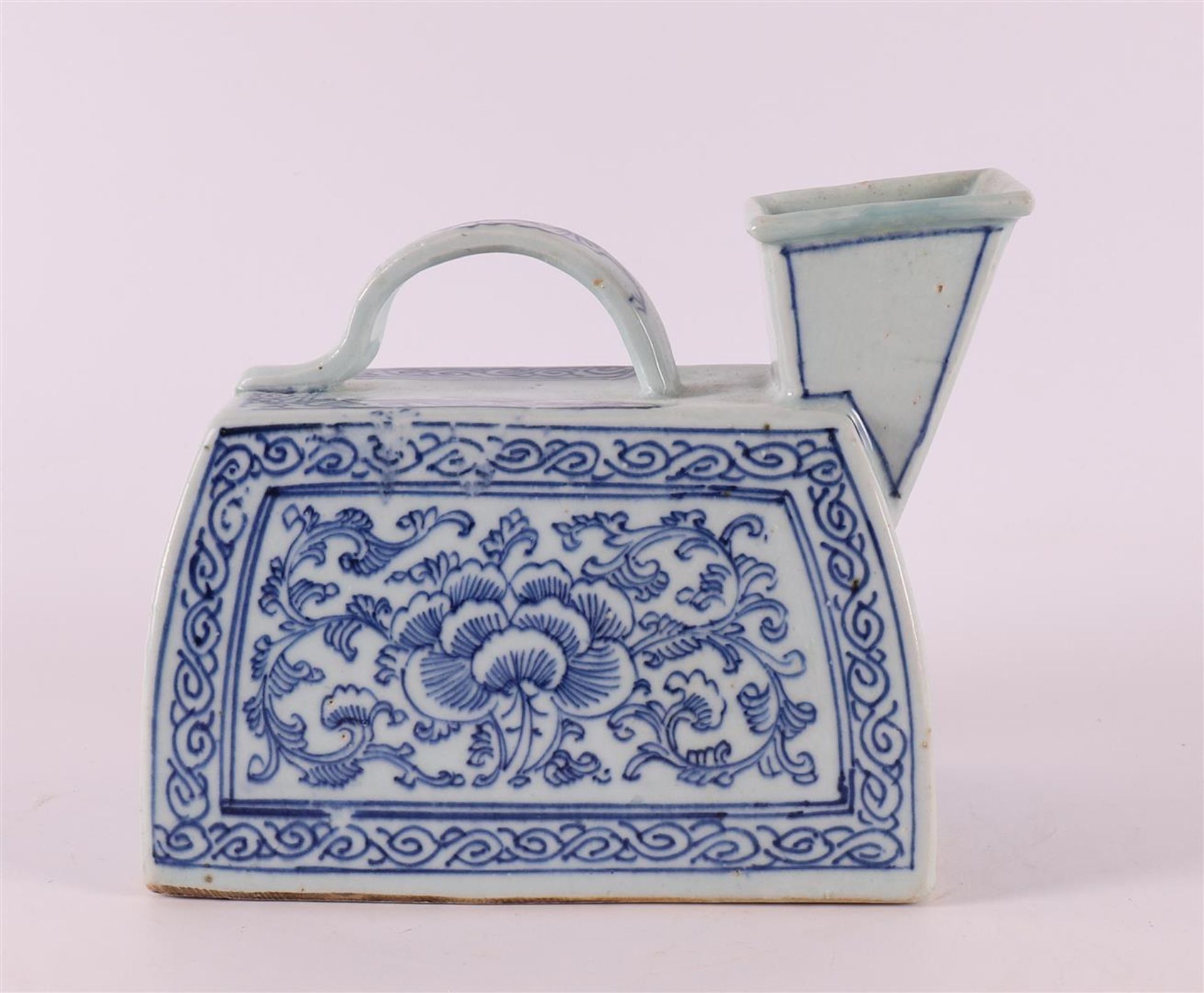 A blue and white porcelain urinal, China, 19th century.