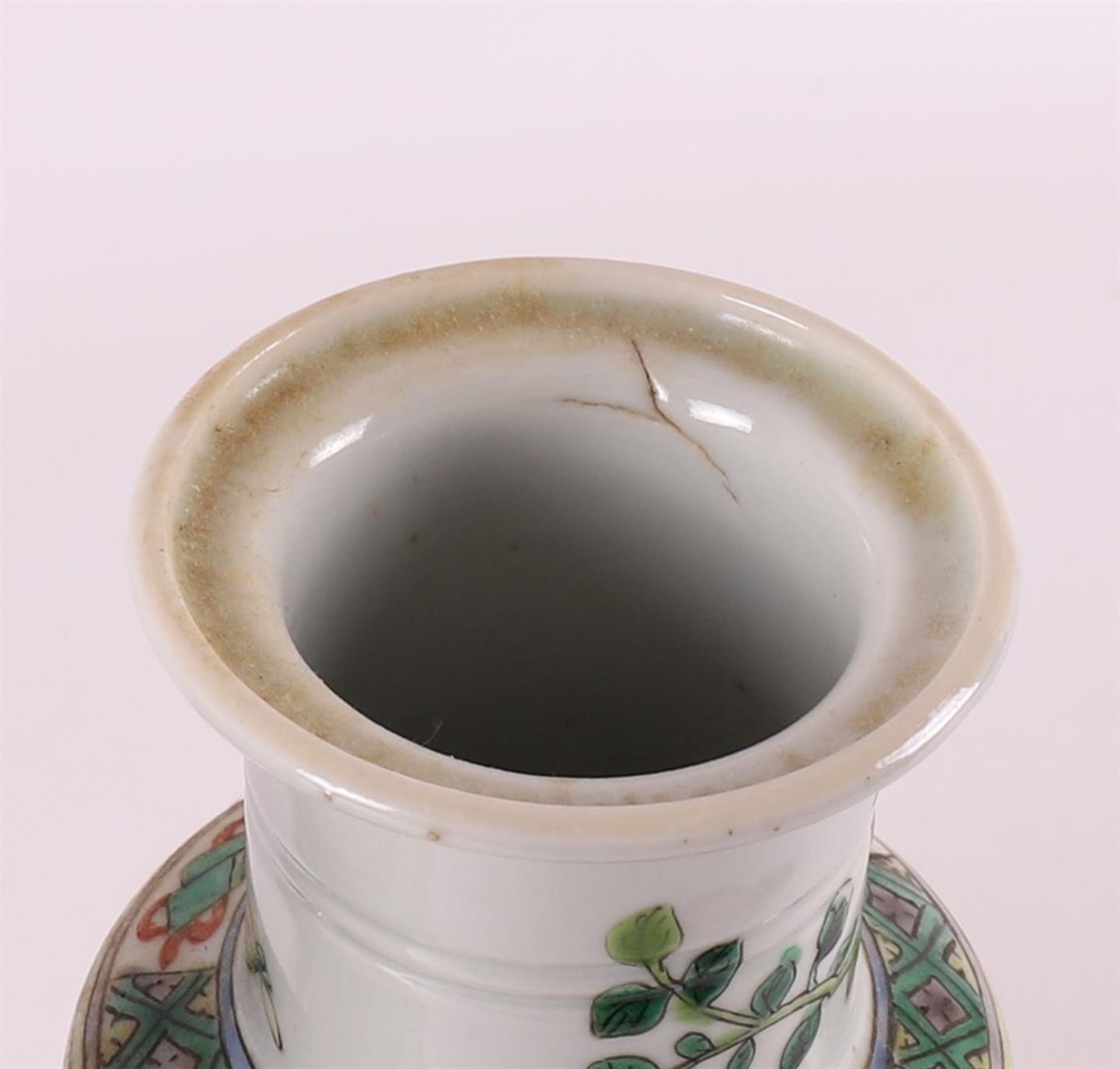 A pair of porcelain famille verte trolley vases, China, 20th century. - Bild 7 aus 8