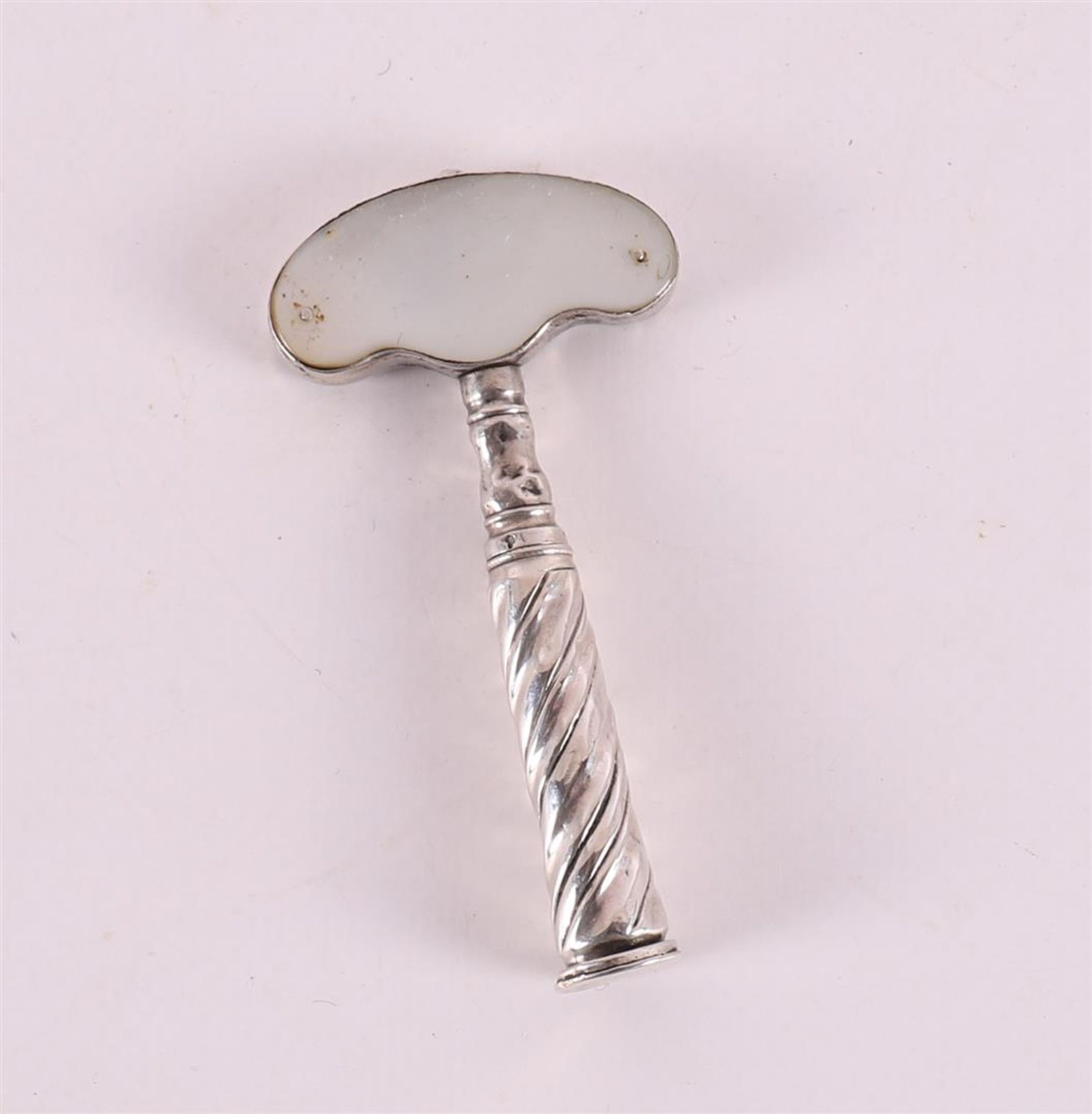 A 2nd grade silver corkscrew with twisted sleeve and inlaid with mother-of-pearl - Bild 2 aus 3