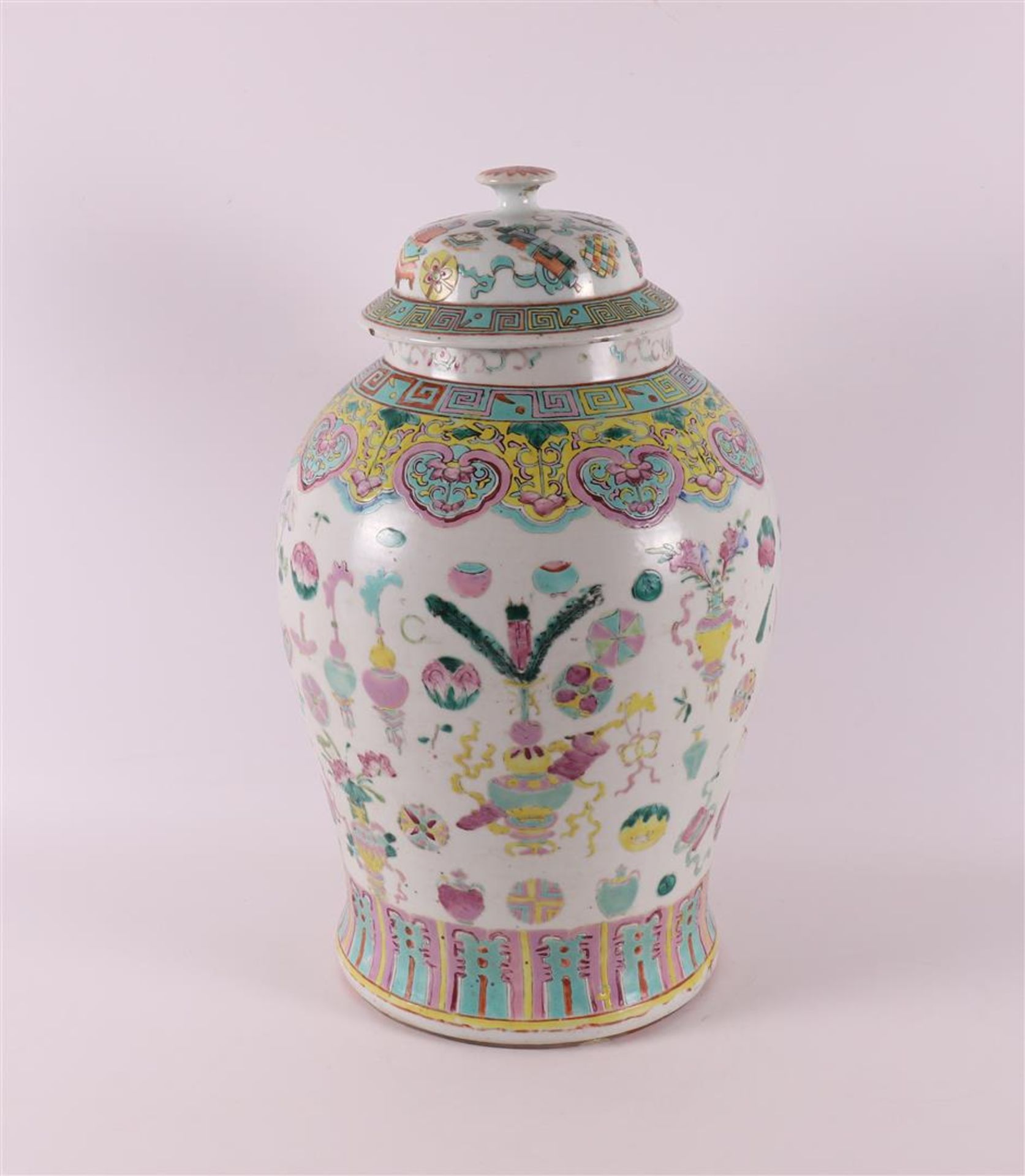 A porcelain famille rose vase and cover, China, 19th century. - Bild 2 aus 10