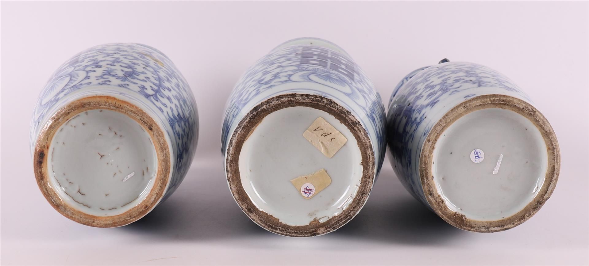 Three blue and white porcelain baluster vases with ears, China, around 1900. - Bild 6 aus 6
