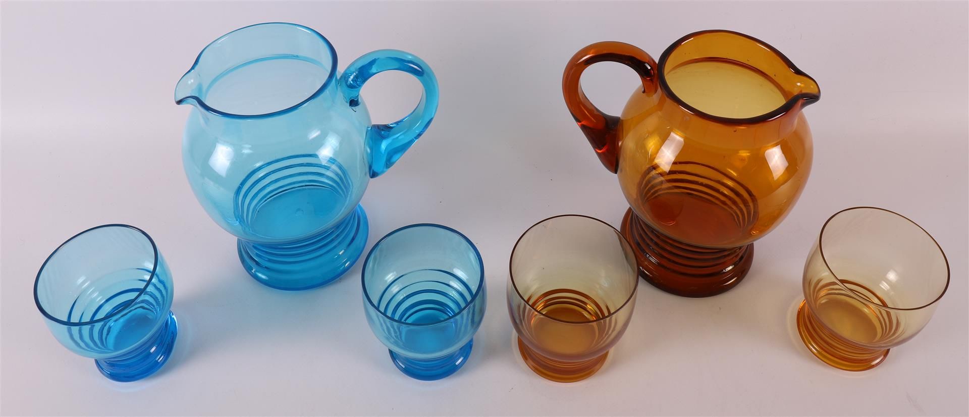 Netherlands, Maastricht. A blue and brown glass water carafe with glasses, ca. 1 - Bild 2 aus 2