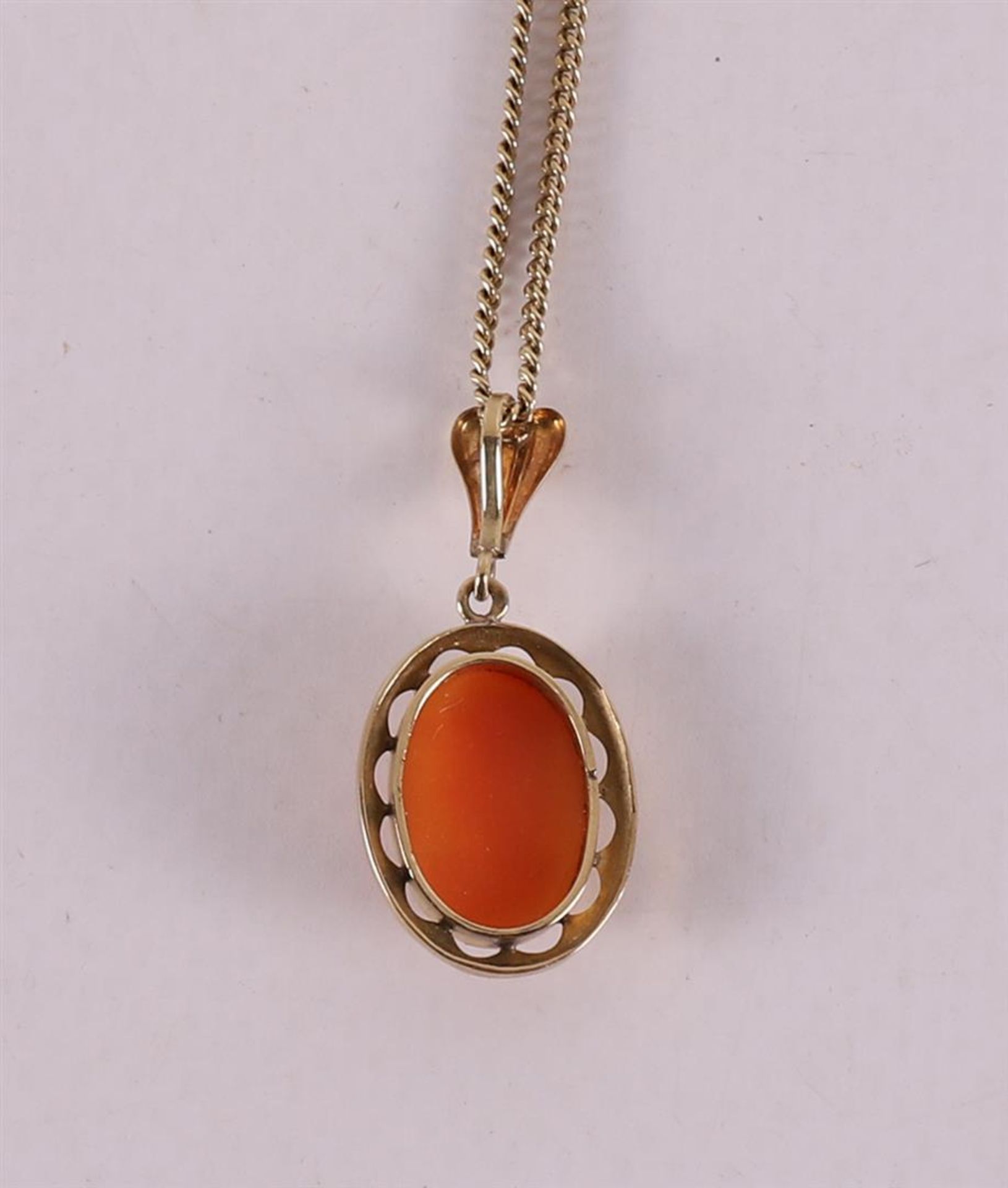 A 14 kt gold necklace with cameo pendant, circa 1900. - Image 3 of 3