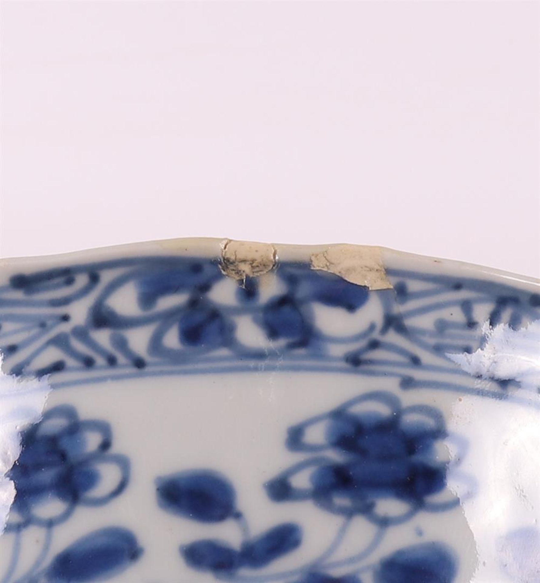 A blue and white porcelain bowl on a stand ring, China, Kangxi, around 1700. - Bild 15 aus 15