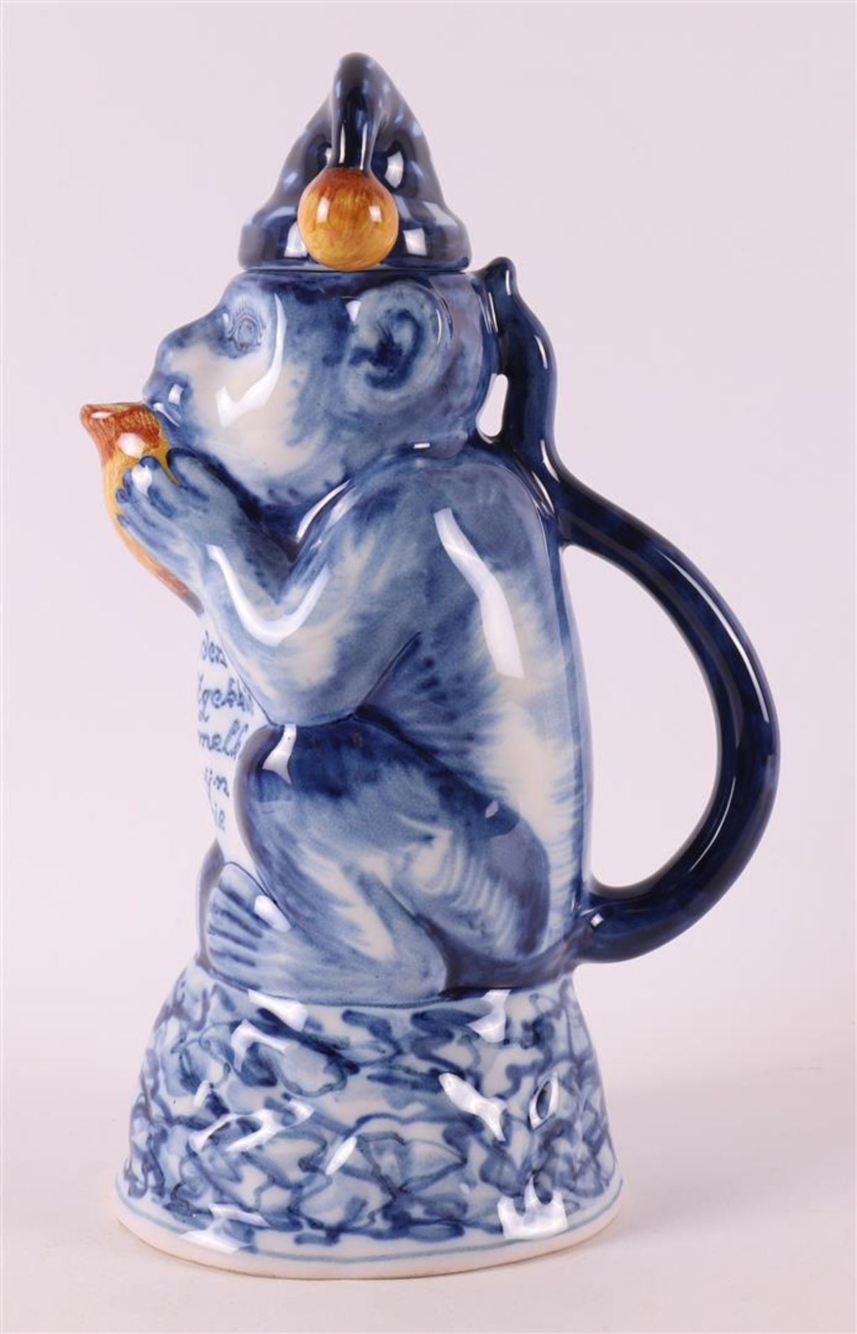 A blue and white earthenware milk jug in the shape of a monkey, after the 18th c - Image 2 of 10