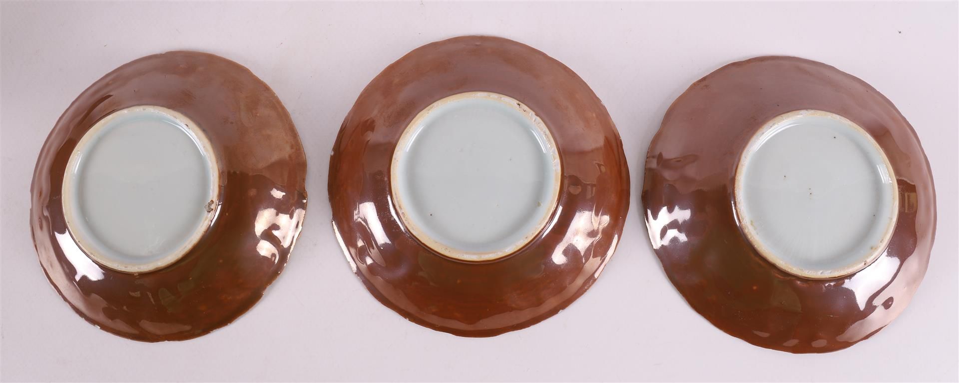 A series of five capucine porcelain cups and saucers, China, 18th century. - Bild 8 aus 15