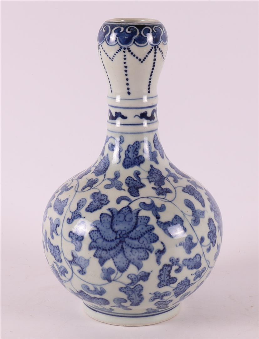 A blue and white porcelain garlic-mouth vase, China, 20th century. - Image 2 of 6