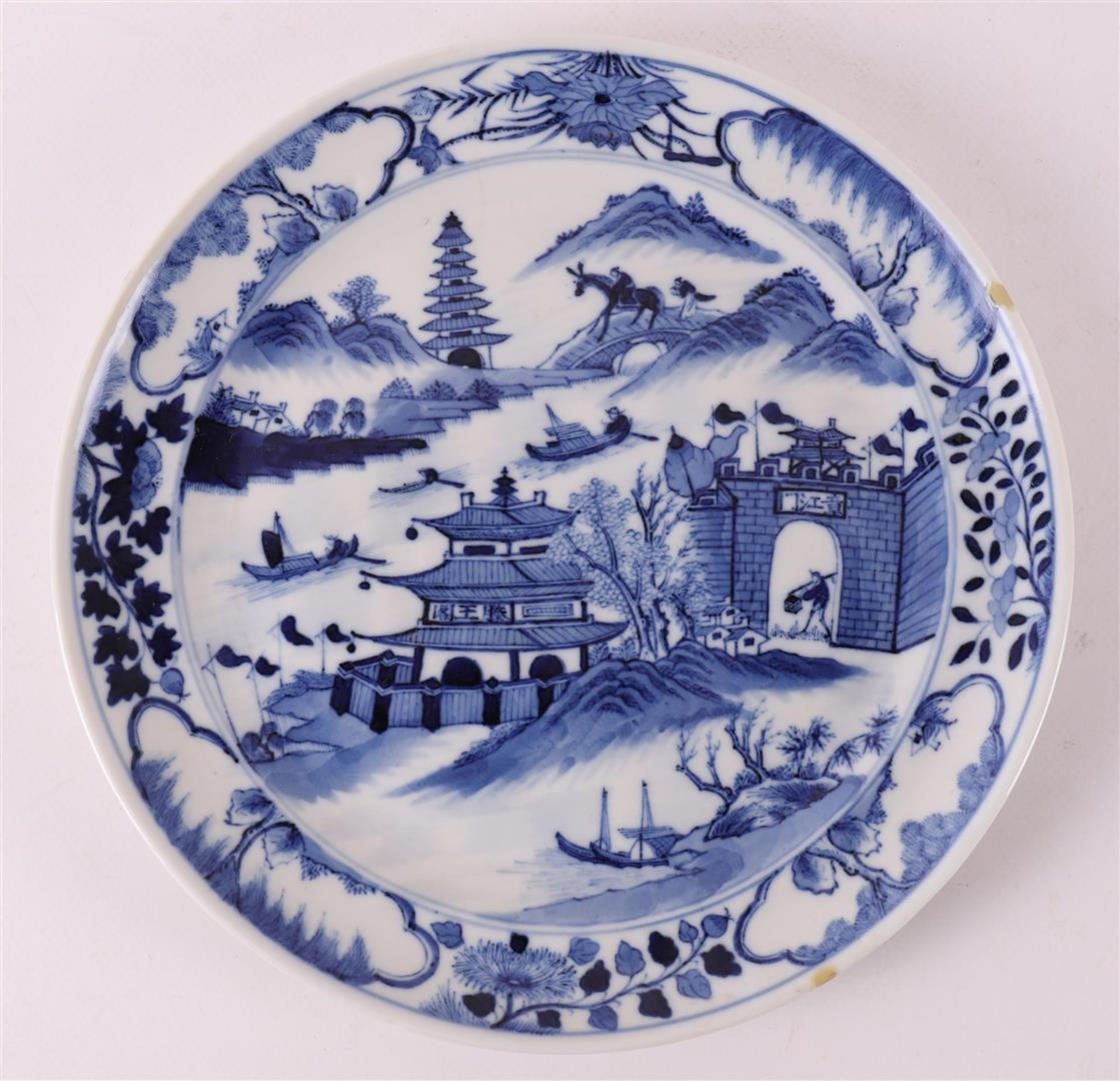 A blue and white porcelain plate, China, 19th century.