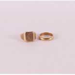 A 14 kt 585/1000 gold wedding ring and ditto signet ring, tot. 2x.