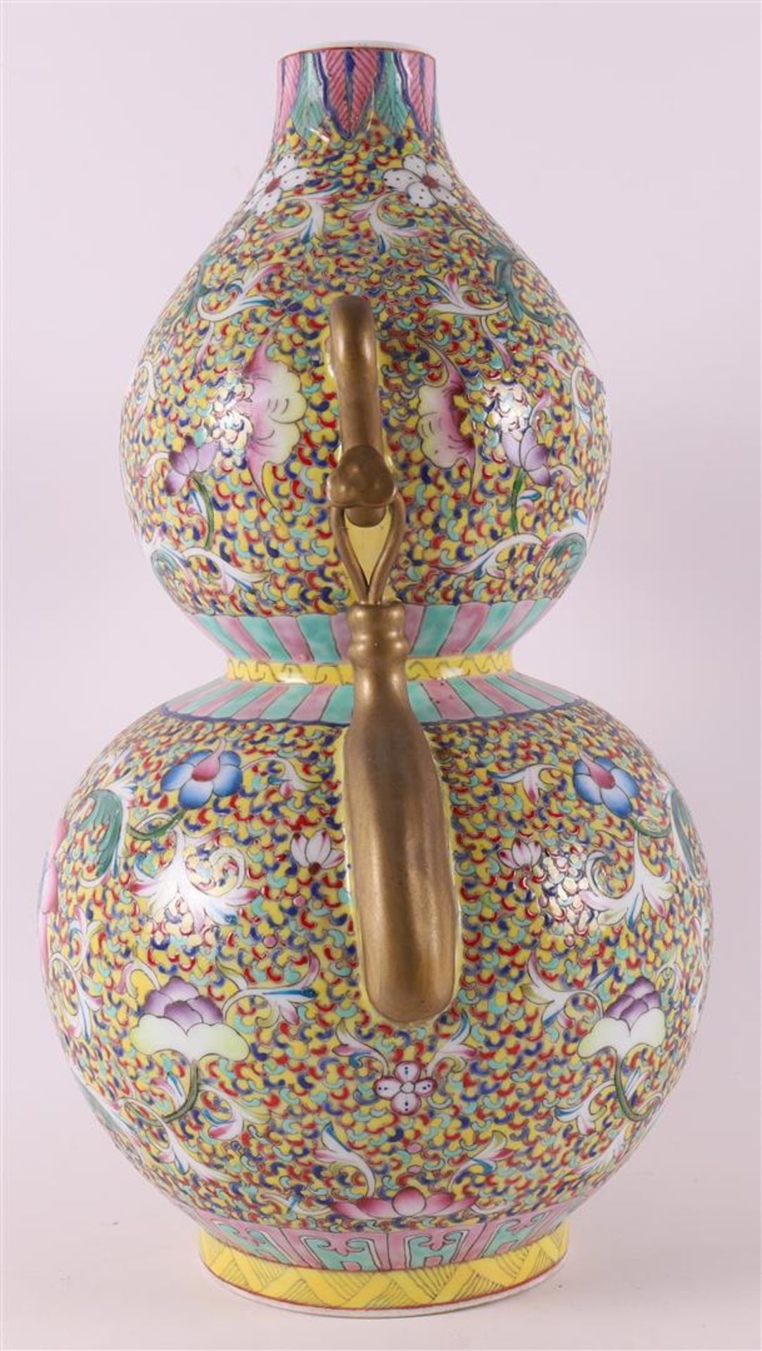 A porcelain millefleures gourd vase with handles, after Daoguang, China, 21st ce - Bild 4 aus 6