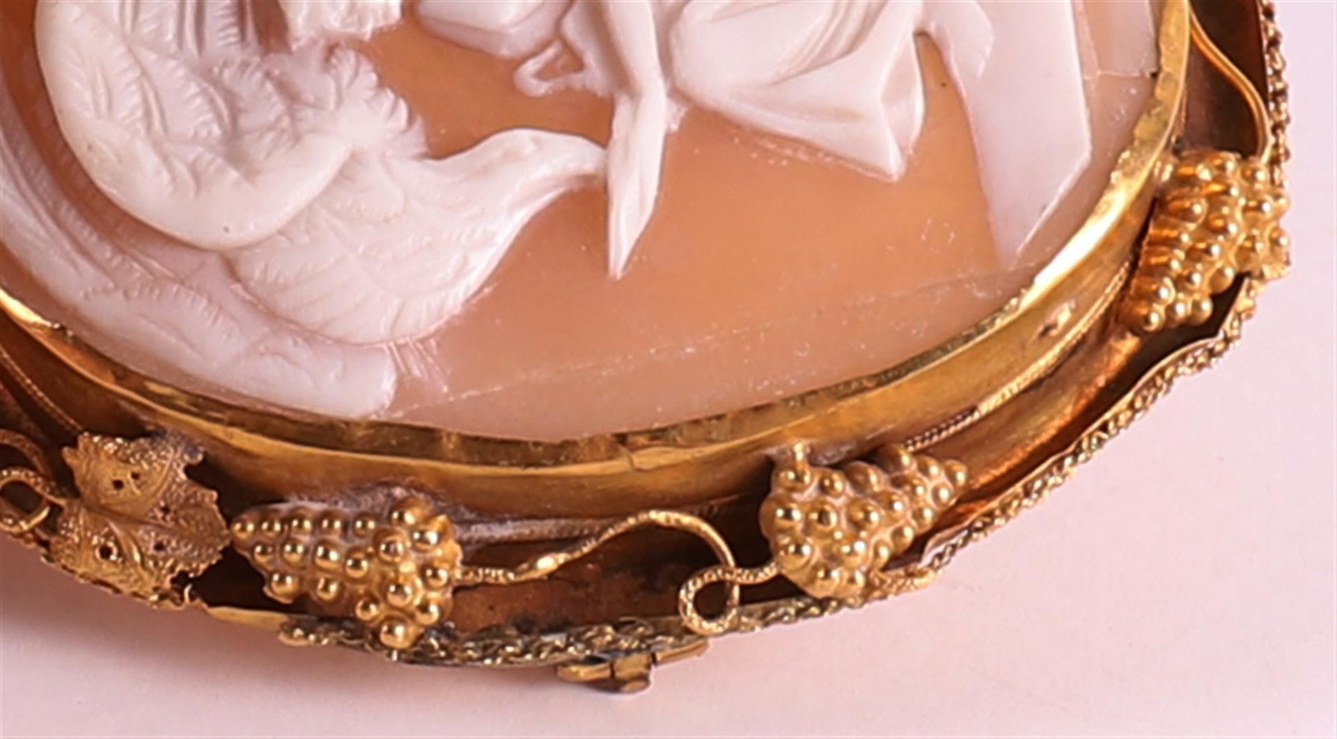 A shell cameo in 14 kt 585/1000 frame, 19th century. - Image 4 of 4