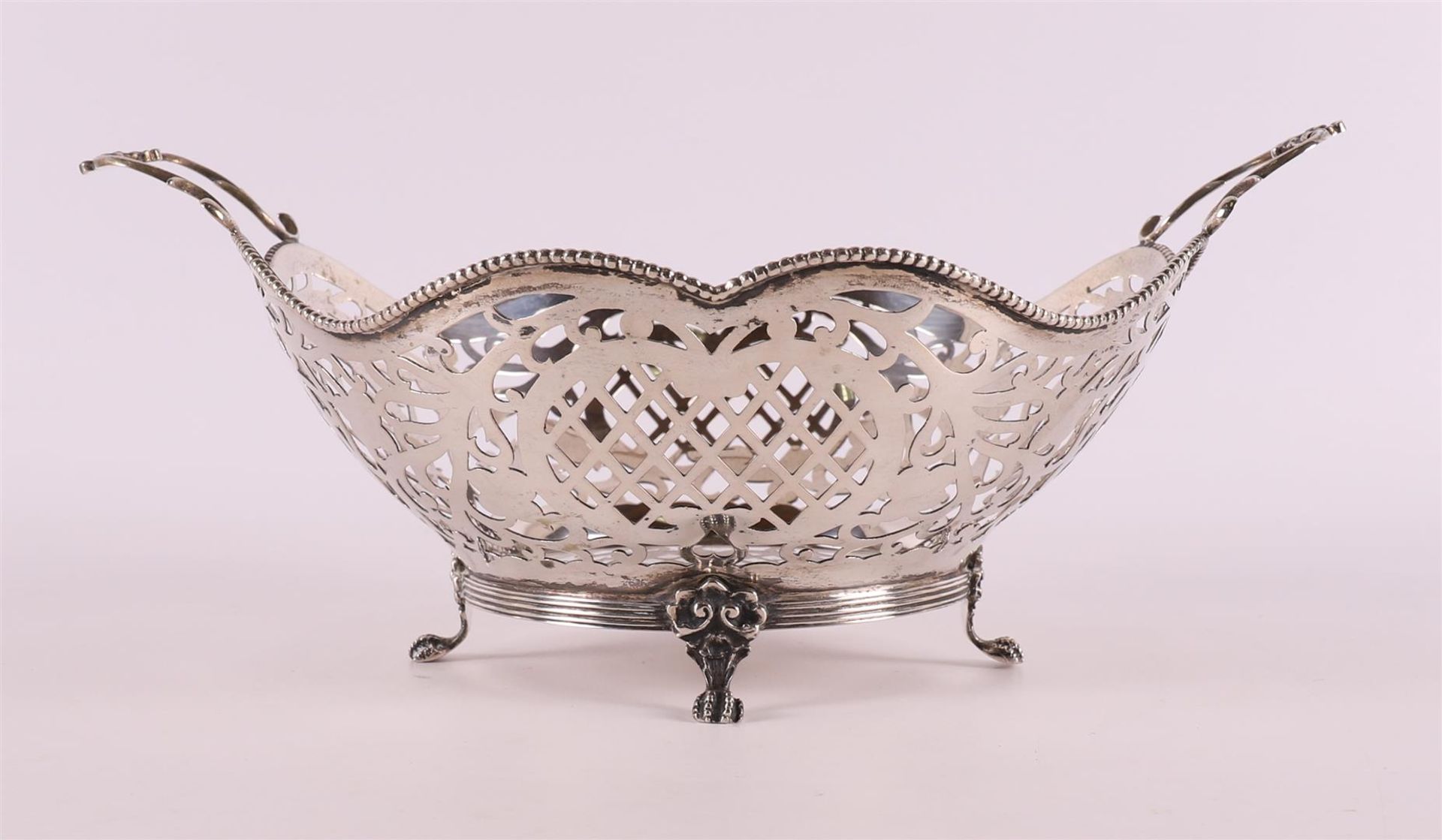 A pierced 2nd grade silver choux basket with handles and pearl rim. - Bild 2 aus 4