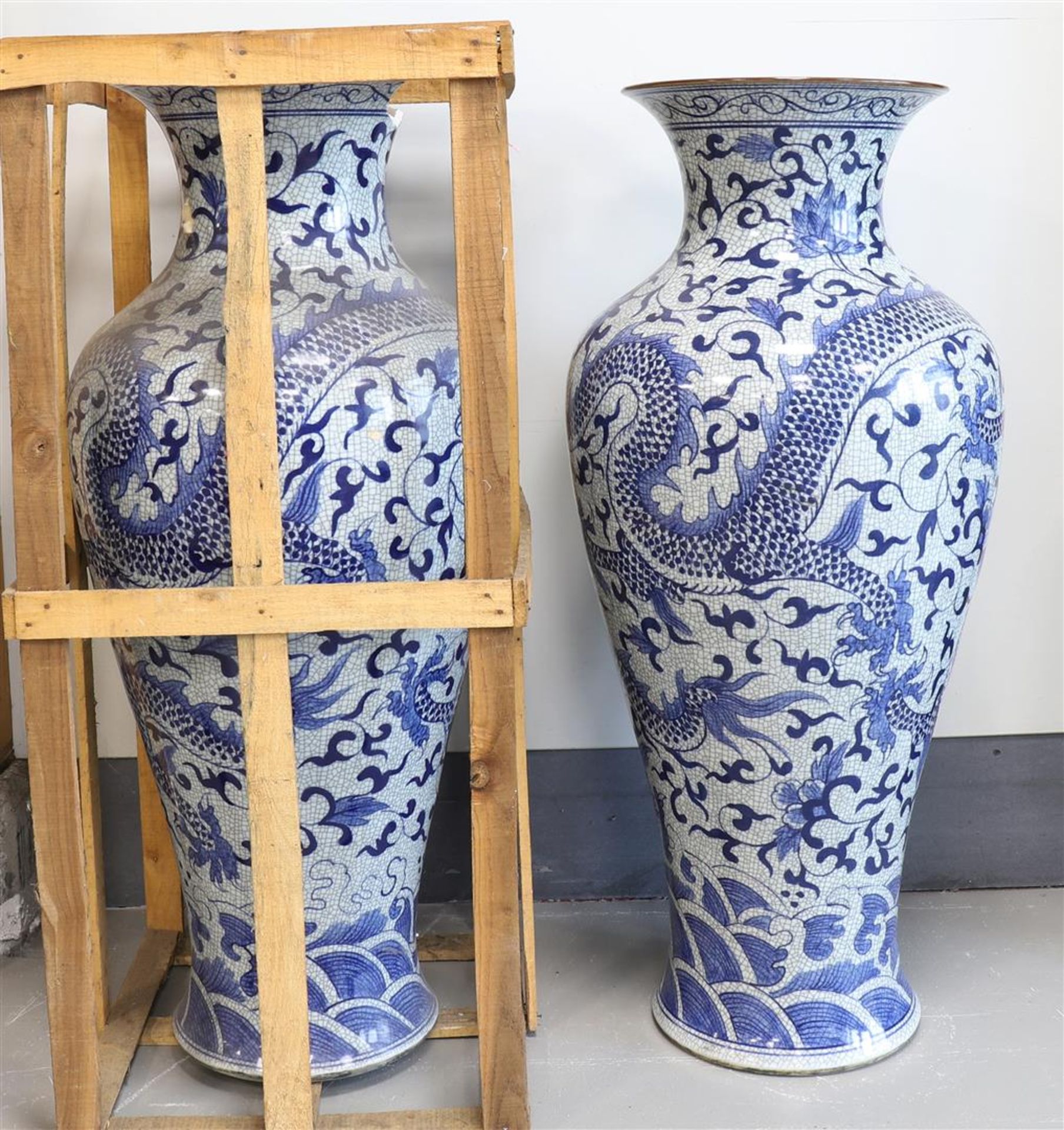 A pair of blue and white porcelain baluster vases, China, 21st century. - Bild 3 aus 5