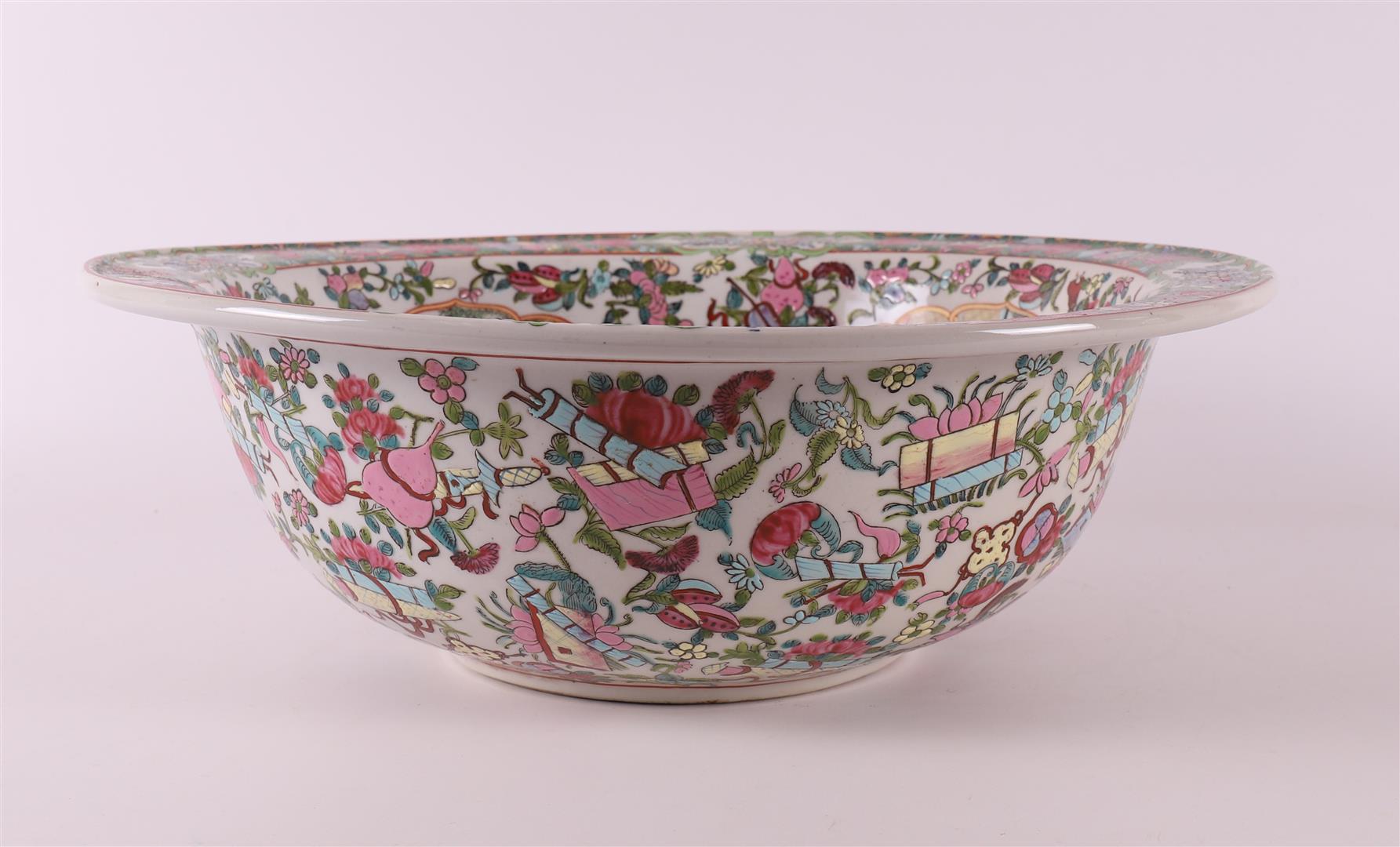 A porcelain famille rose wash bowl, China, Canton, 20th century. - Image 6 of 7