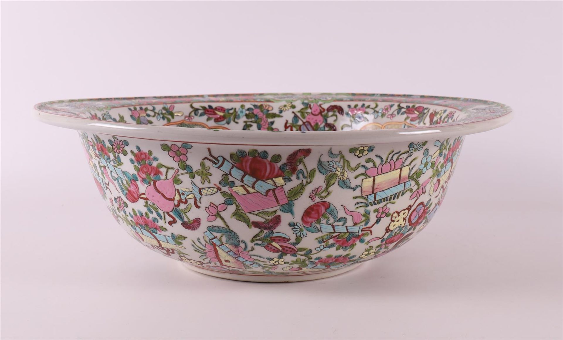 A porcelain famille rose wash bowl, China, Canton, 20th century. - Bild 6 aus 7