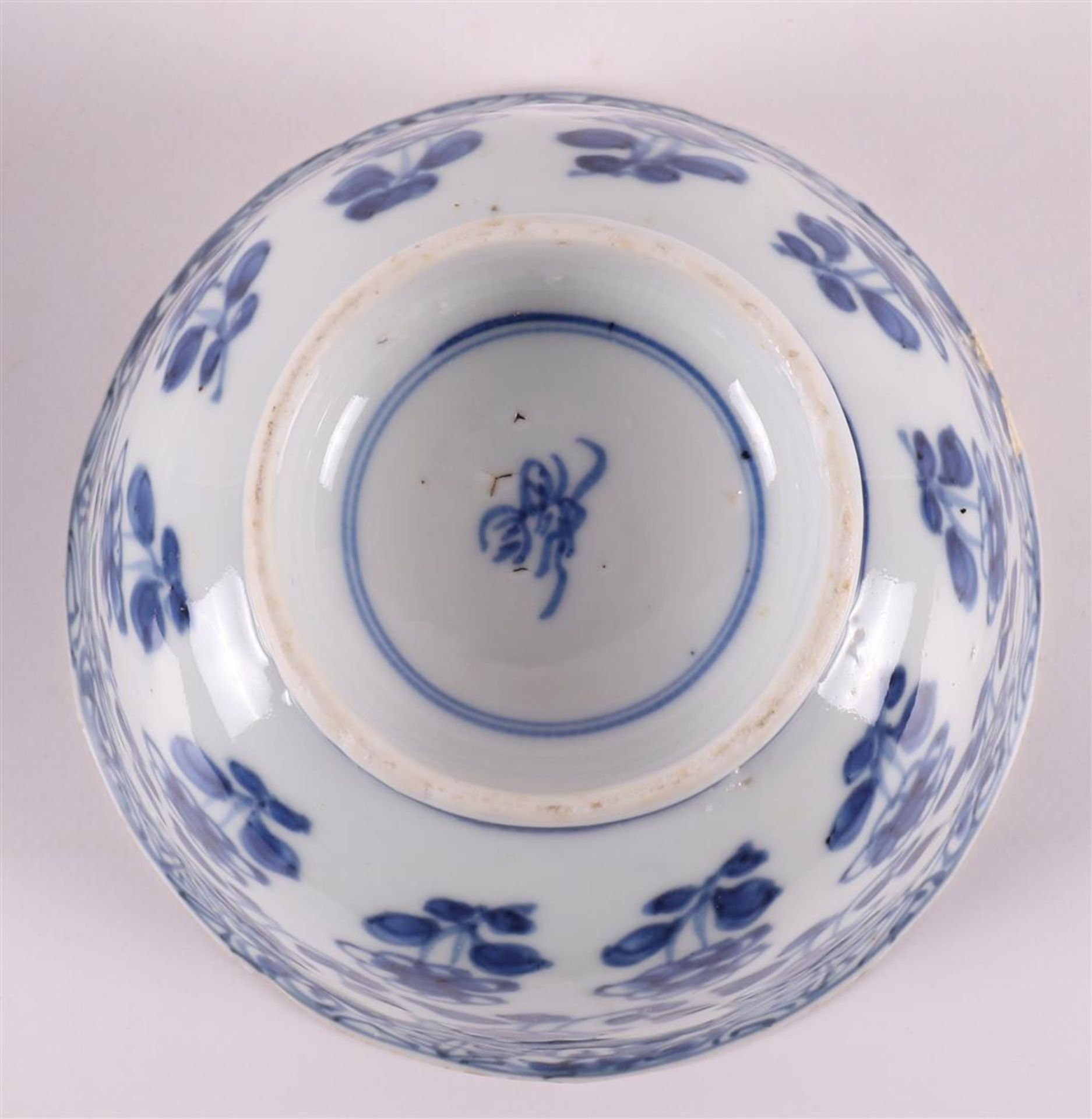 A blue and white porcelain bowl on a stand ring, China, Kangxi, around 1700. - Bild 14 aus 15
