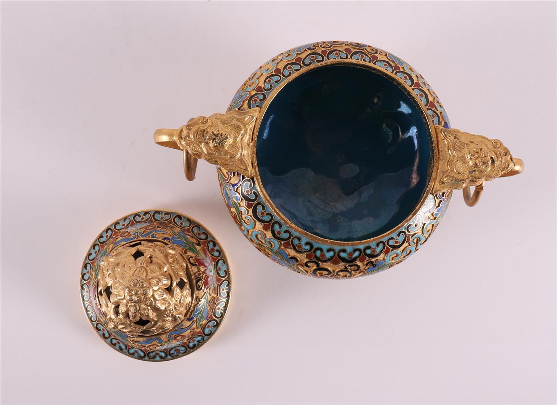 A partly pierced cloisonné koro with horizontal ringed ears, China - Image 5 of 6