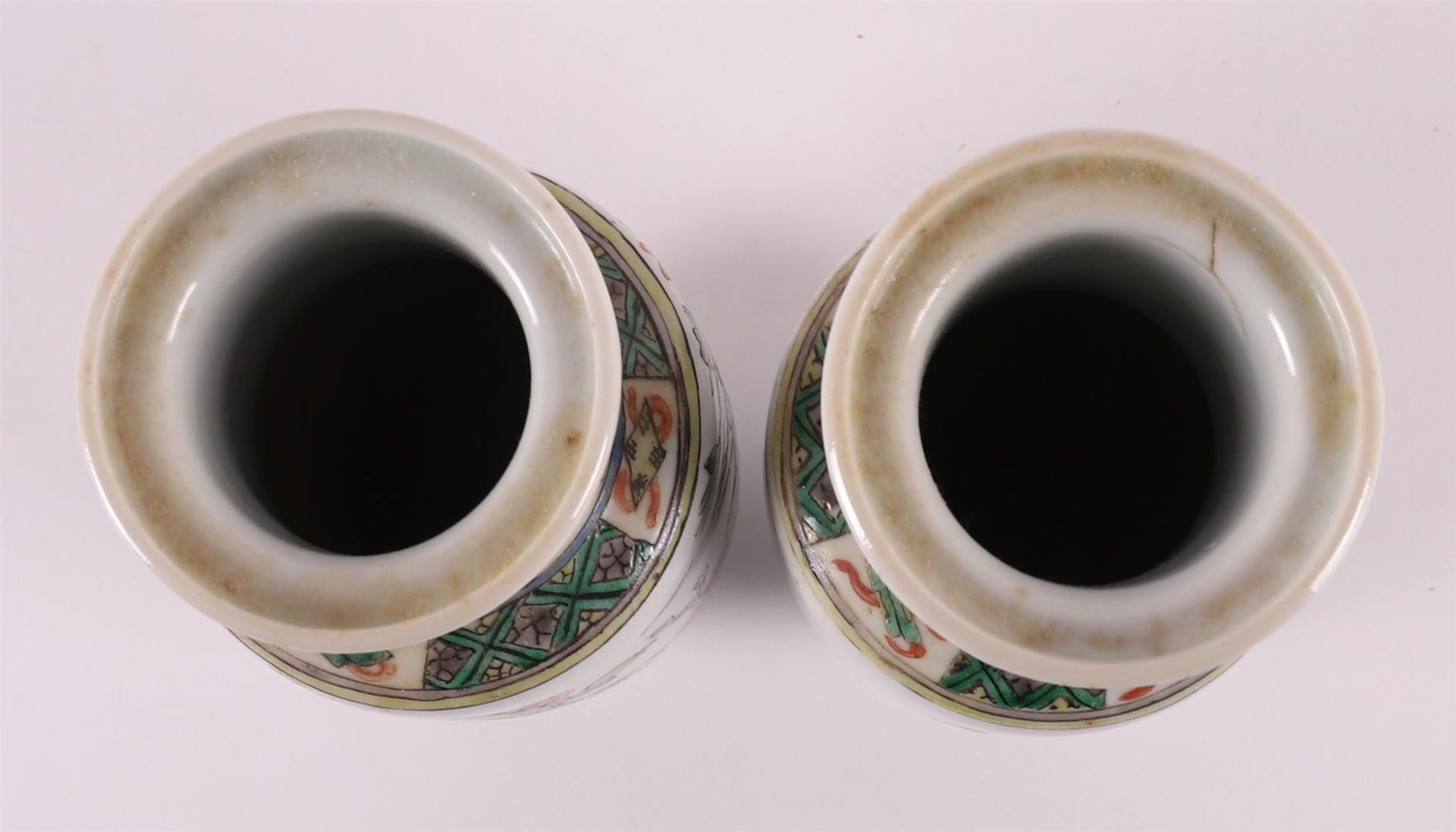 A pair of porcelain famille verte trolley vases, China, 20th century. - Bild 5 aus 8