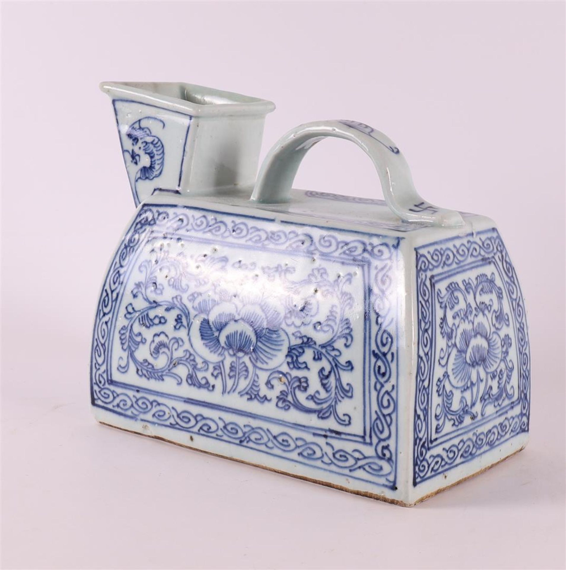 A blue and white porcelain urinal, China, 19th century. - Image 2 of 5