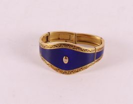 A blue guilloche and 18 kt 750/1000 gold rigid bracelet, 1st half 20th century.