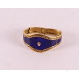 A blue guilloche and 18 kt 750/1000 gold rigid bracelet, 1st half 20th century.