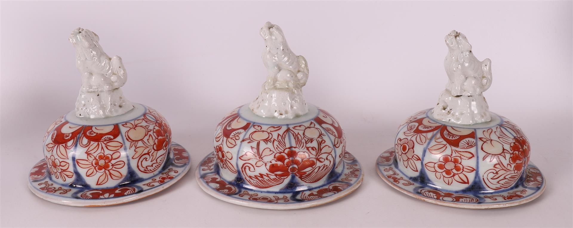 A five piece porcelain Imari garniture, Japan, circa 1700. - Image 9 of 20