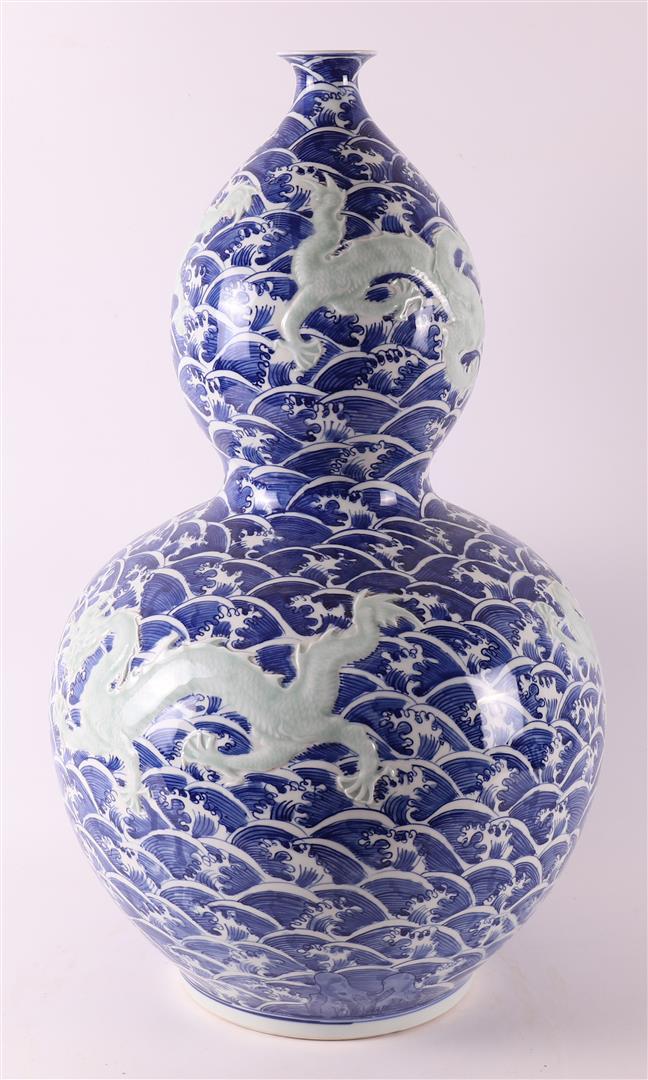 A blue and white porcelain gourd vase, after an antique Jiaqing example, 21st ce - Image 4 of 6