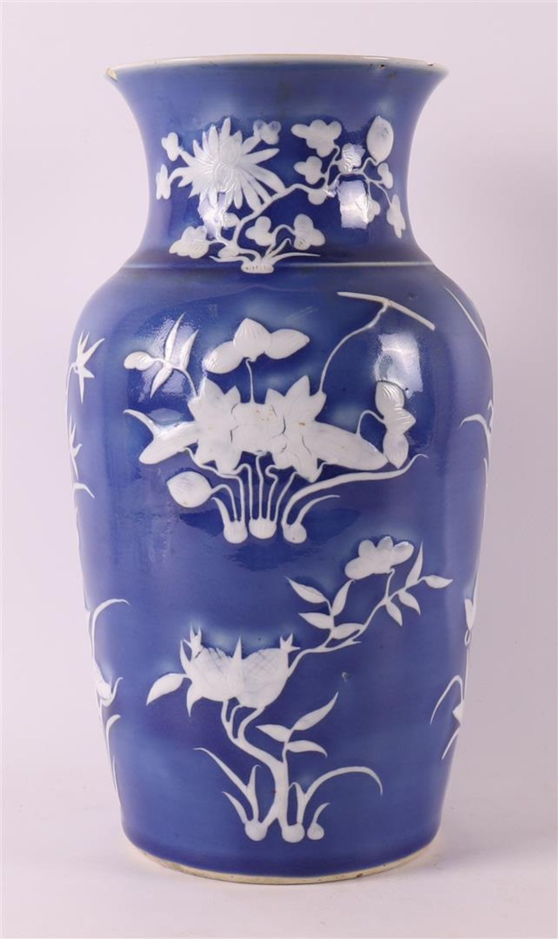 A porcelain vase with white relief floral decoration on a blue background, China - Bild 3 aus 8