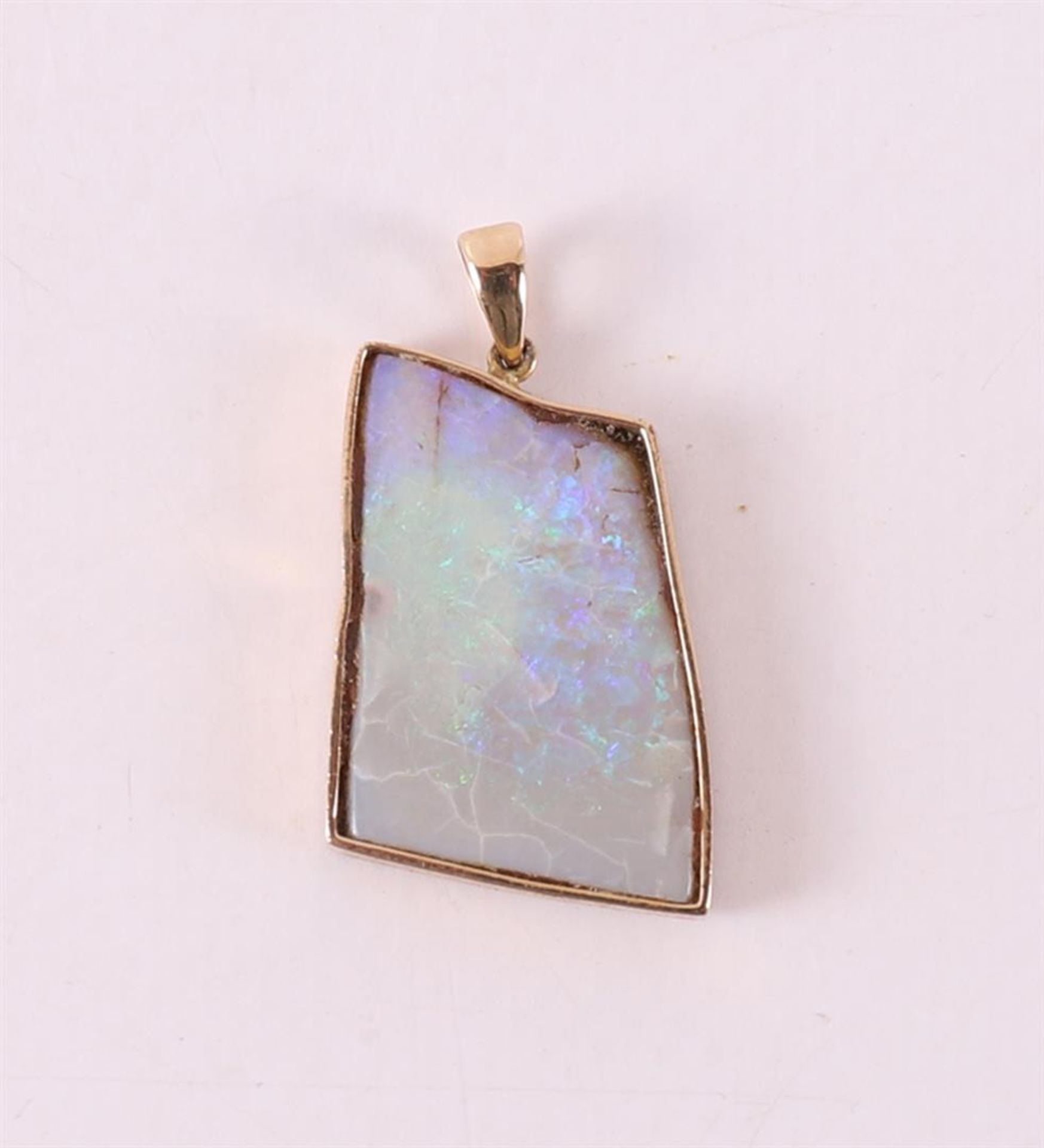 A diamond-shaped 14 kt 585/1000 pendant, set with opal. - Image 2 of 2