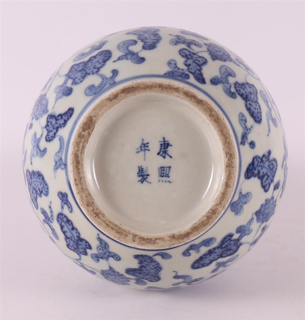 A blue and white porcelain garlic-mouth vase, China, 20th century. - Image 6 of 6