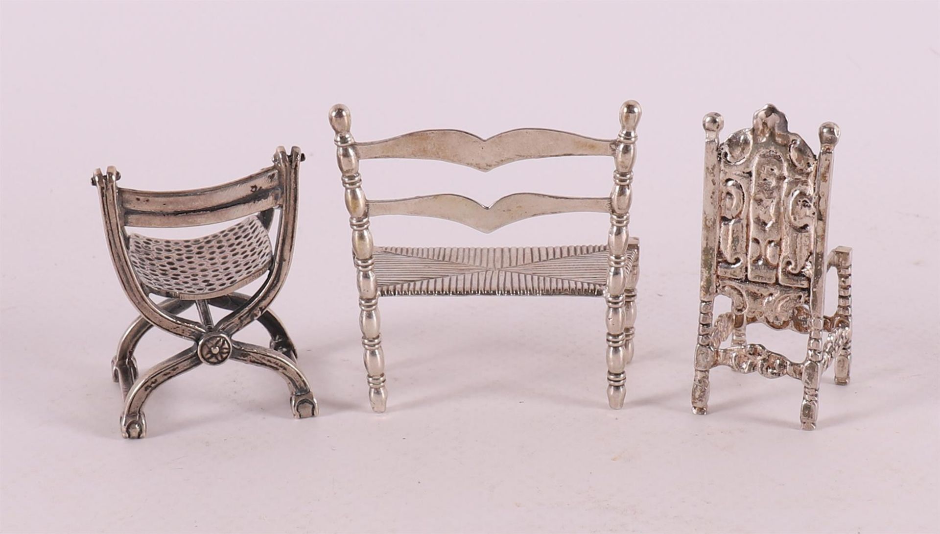 Etagere silver. A second grade silver bench, Amsterdam 20th century + 2 chairs. - Bild 2 aus 2