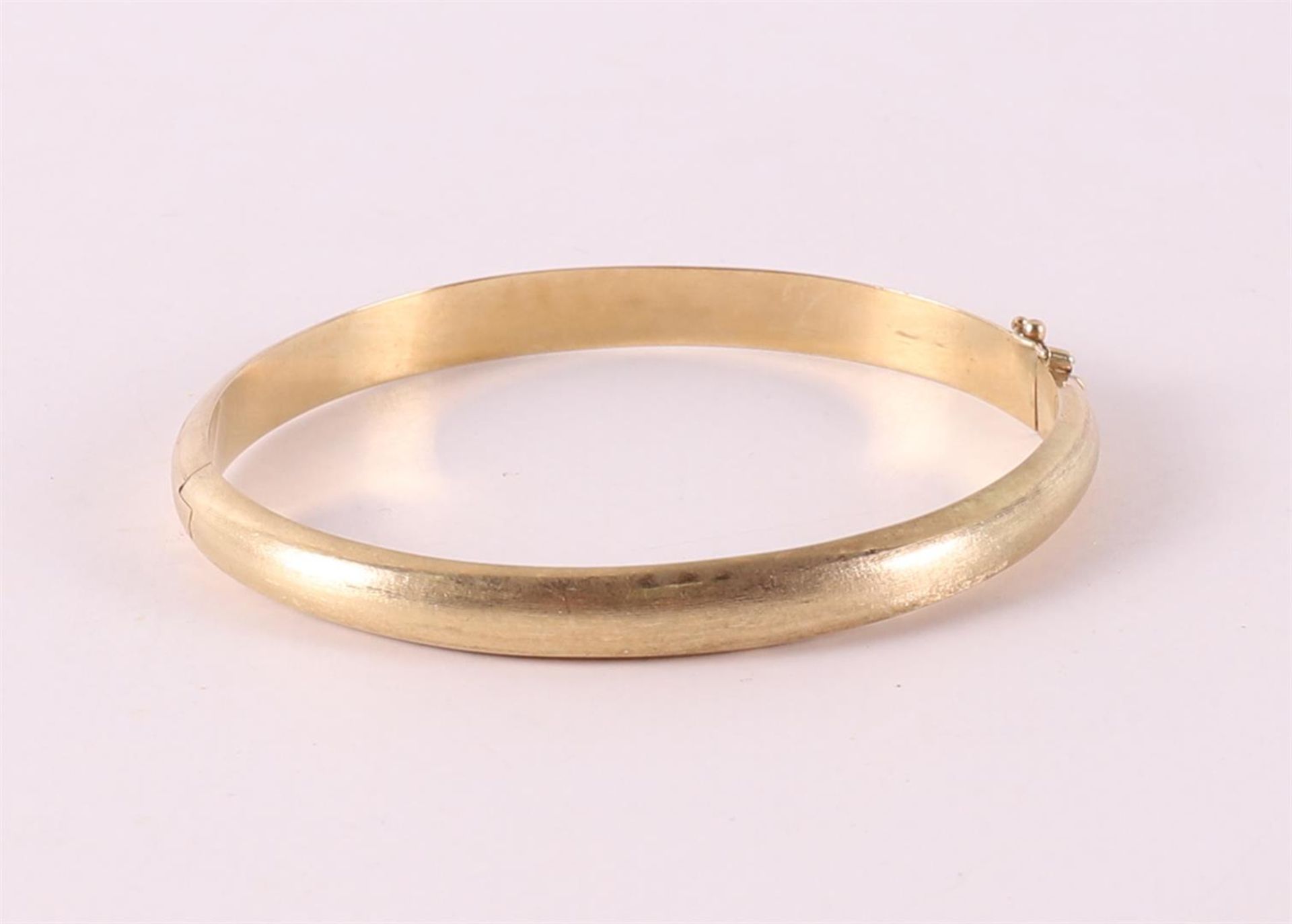 A 14 kt 585/1000 yellow gold slave bracelet.