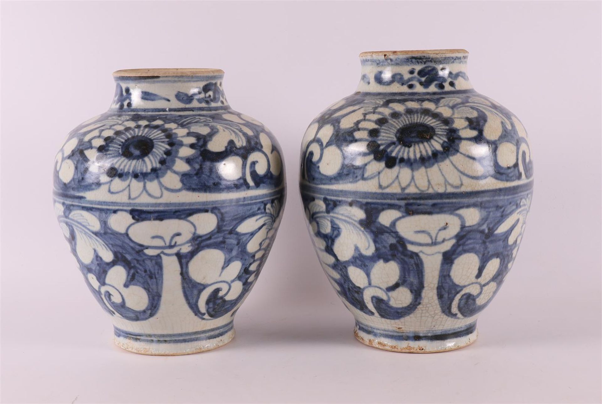 A pair of blue and white baluster-shaped porcelain Swatow vases, China, 17th/18t - Bild 2 aus 7