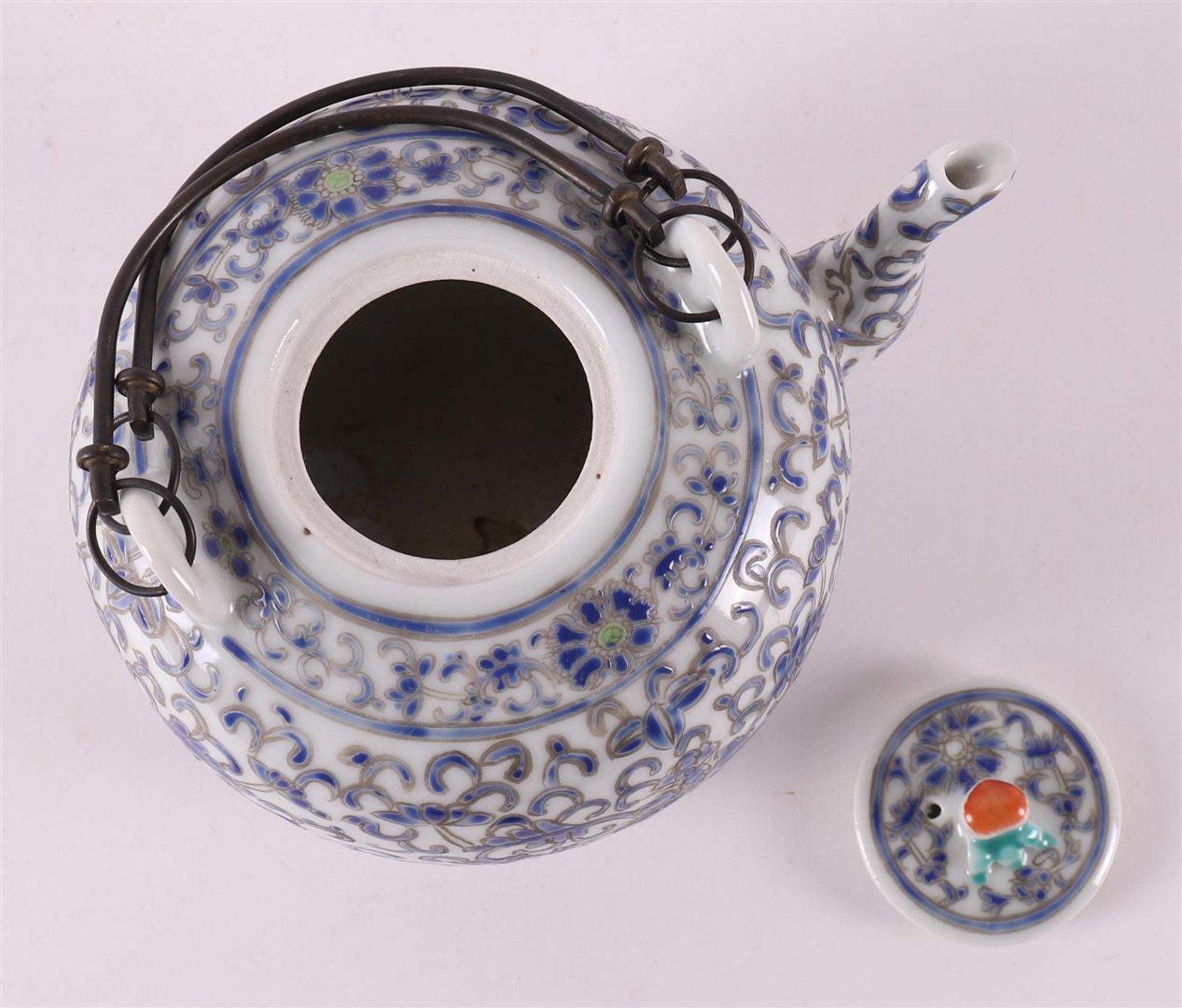A porcelain teapot, China, circa 1900. - Bild 6 aus 8