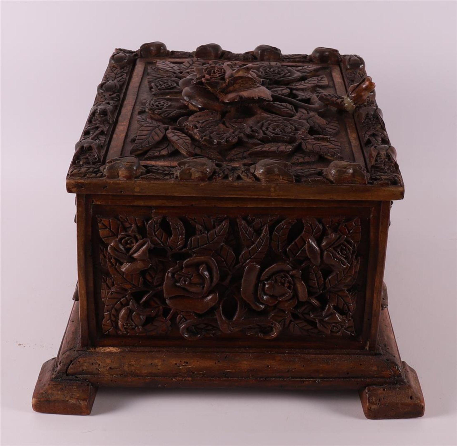 A carved wooden lidded box with relief decoration of roses, around 1900. - Bild 5 aus 8
