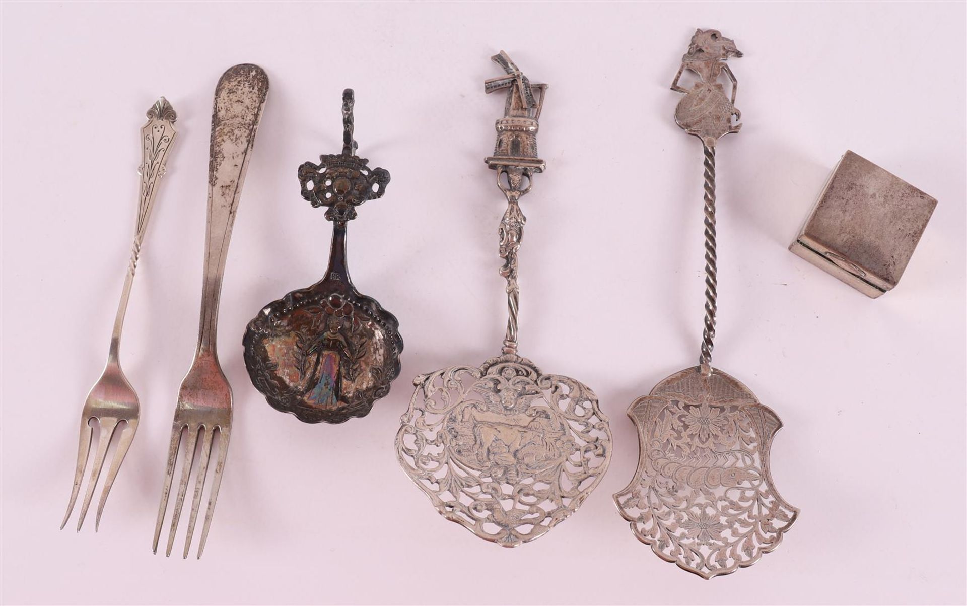 A lot of silver, including petit four scoops, cream spoon and pill box, 20th cen