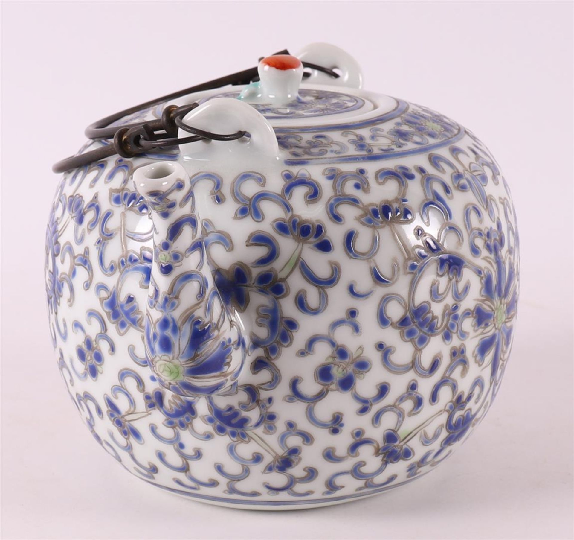 A porcelain teapot, China, circa 1900. - Bild 3 aus 8