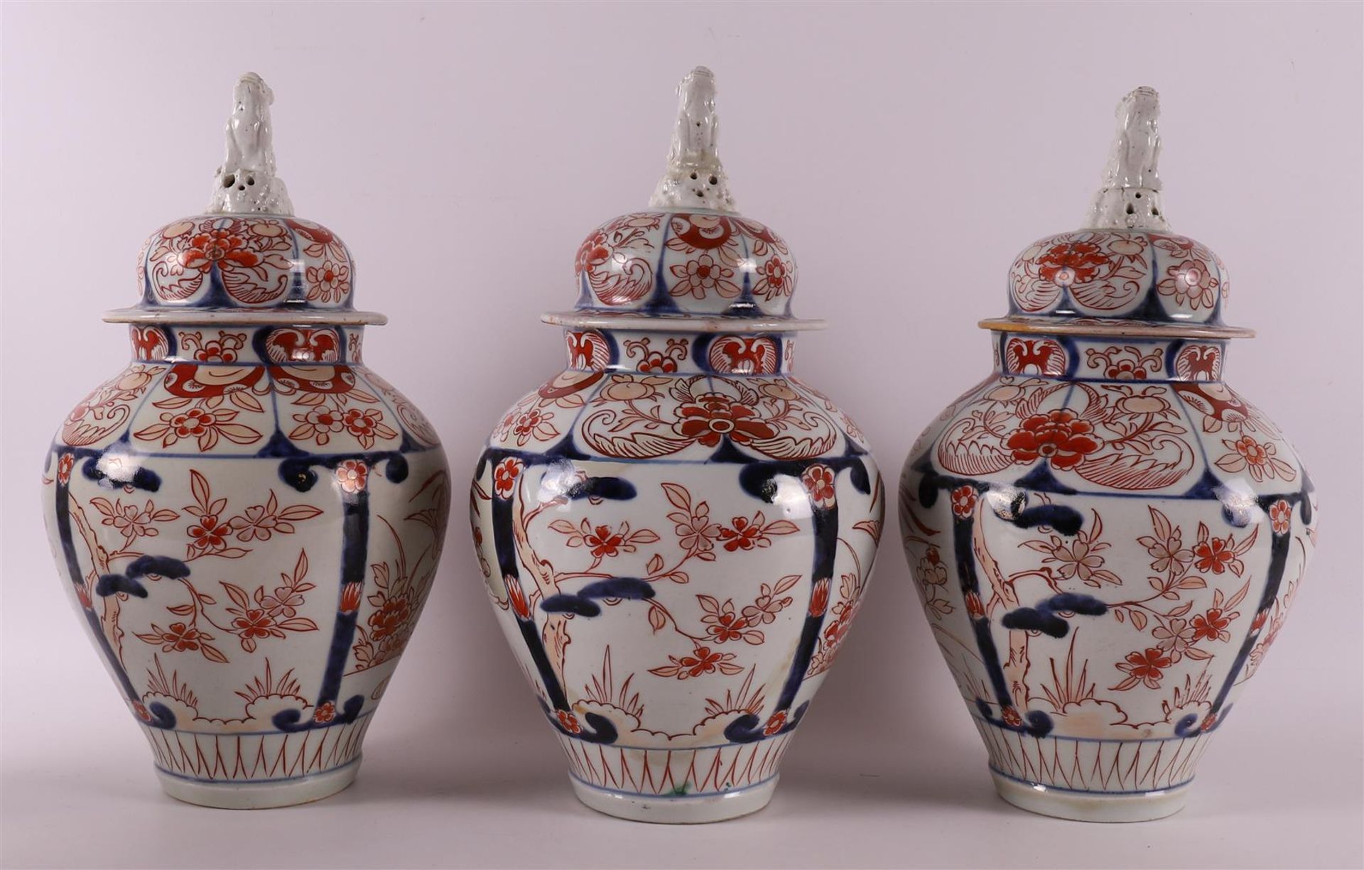 A five piece porcelain Imari garniture, Japan, circa 1700. - Image 3 of 20