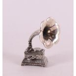 Etagere silver. A second grade 835/1000 silver horn gramophone, 20th century.
