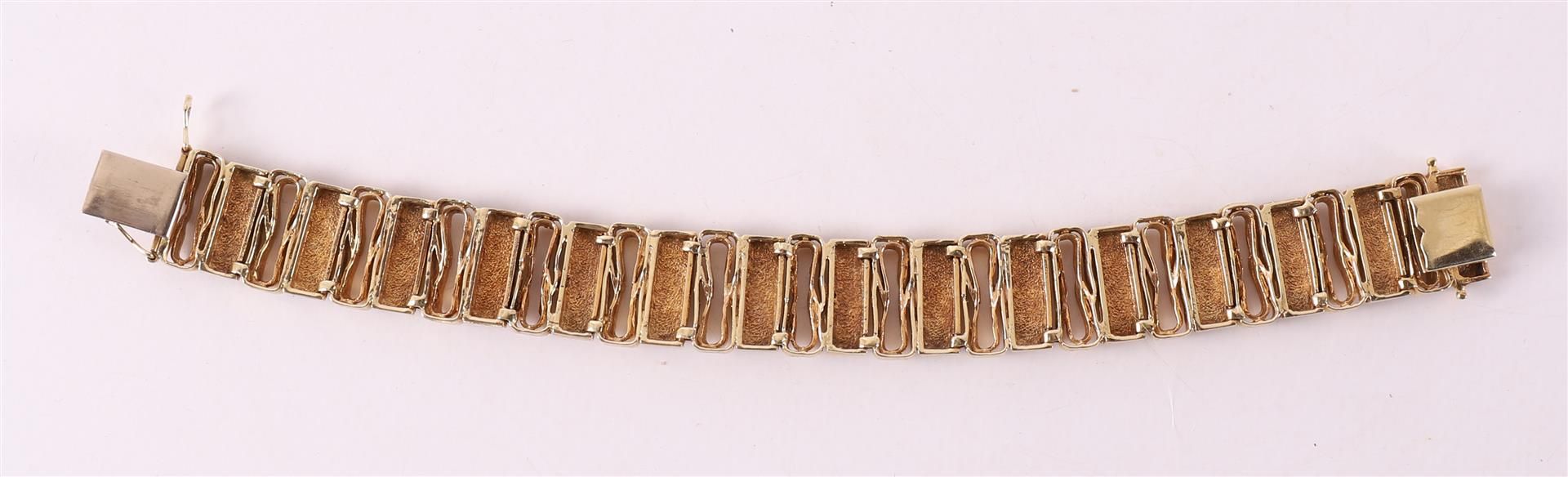 A 14 kt 585/1000 yellow gold vintage design link bracelet - Image 2 of 2
