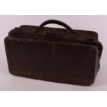 A brown leather doctor's bag, 1st half 20th century.
