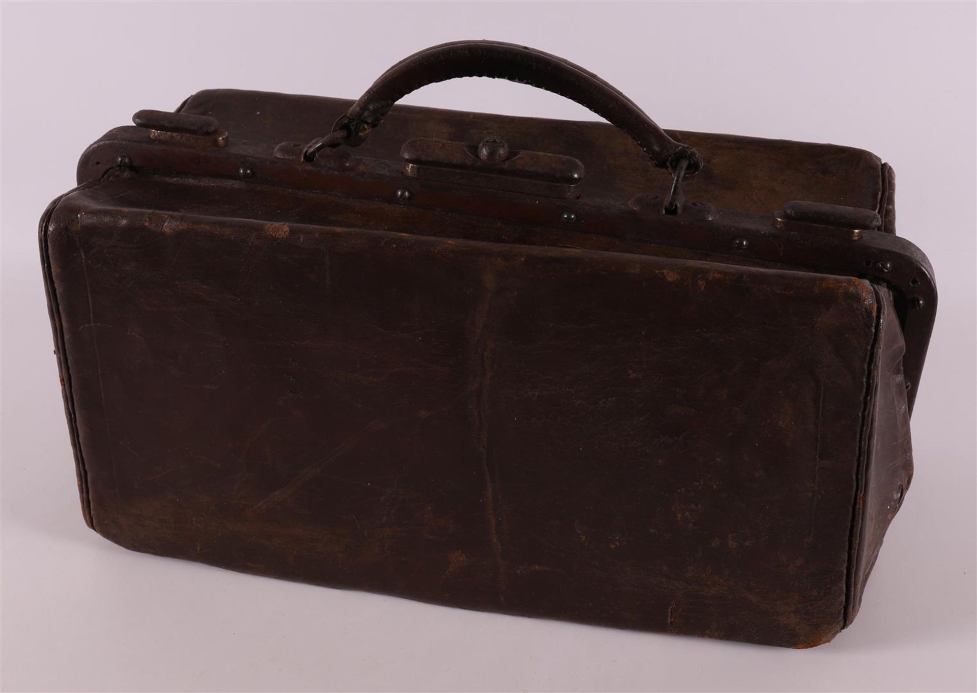 A brown leather doctor's bag, 1st half 20th century.