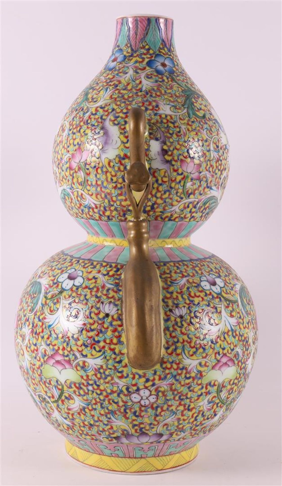 A porcelain millefleures gourd vase with handles, after Daoguang, China, 21st ce - Bild 2 aus 6