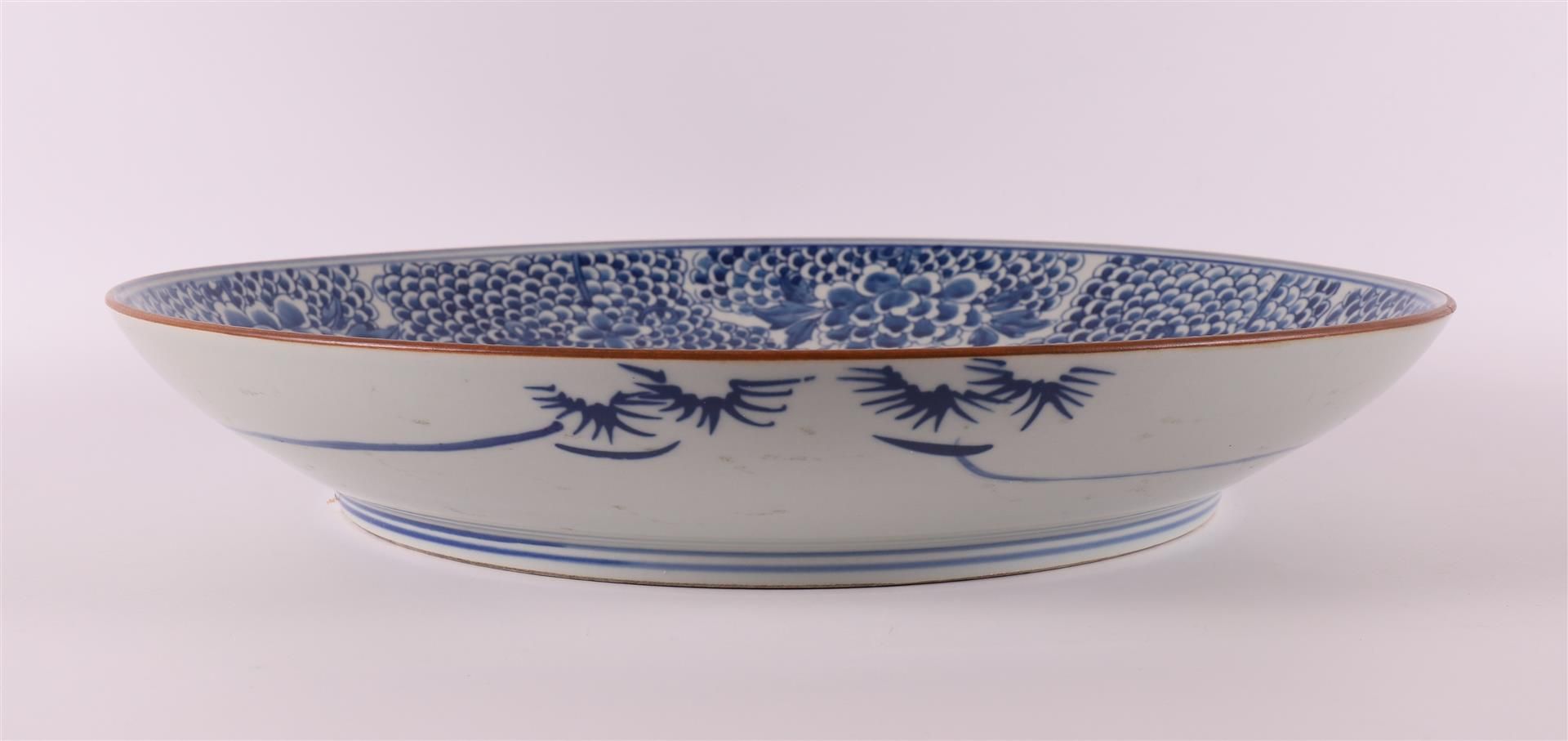 A blue and white porcelain dish, China, Kangxi, early 18th century. - Bild 4 aus 6