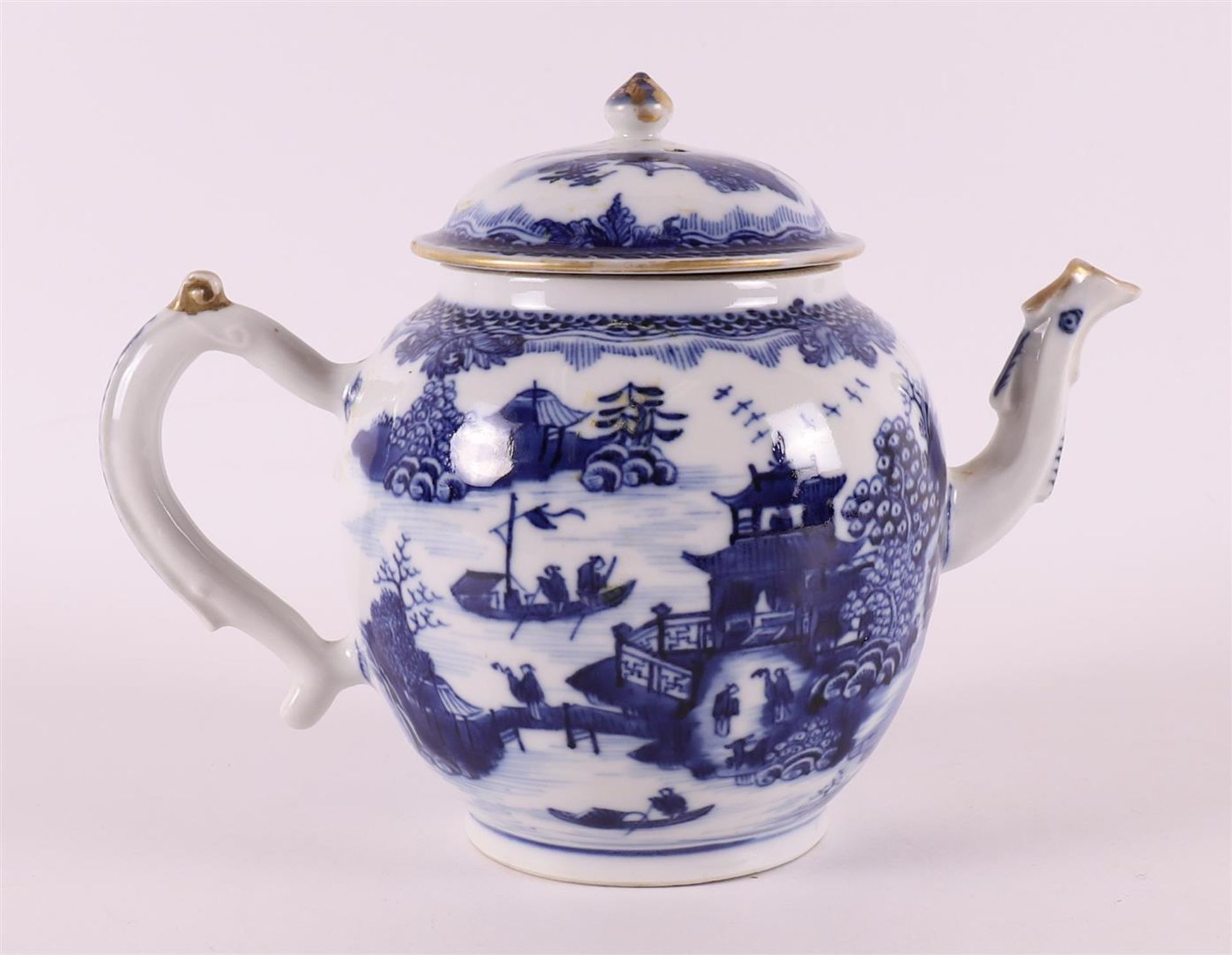 A blue/white porcelain Lowestoft teapot, England 18th century. - Image 2 of 8