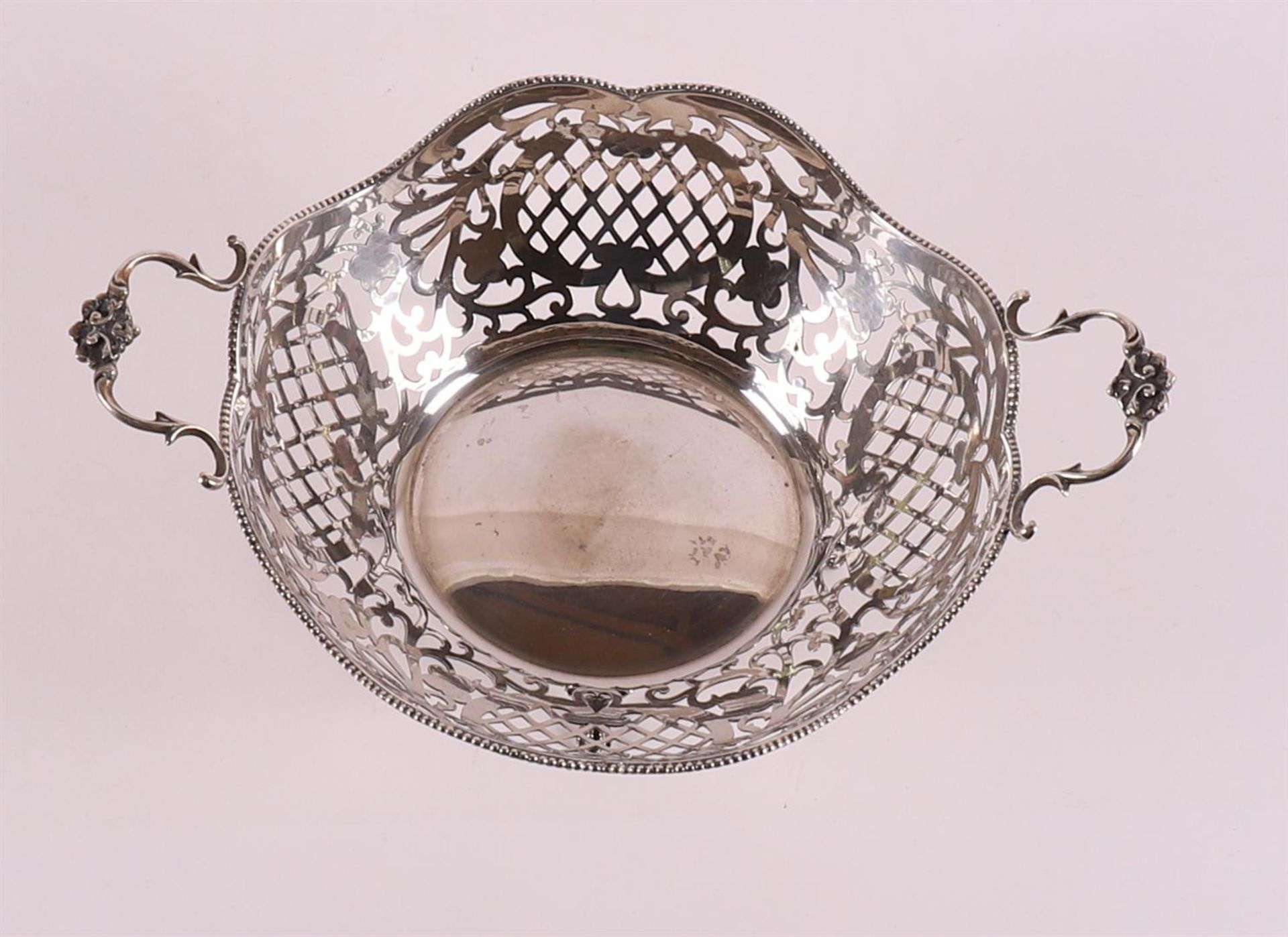 A pierced 2nd grade silver choux basket with handles and pearl rim. - Bild 3 aus 4