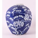 A blue and white porcelain octagonal tea caddy, China, circa 1800.